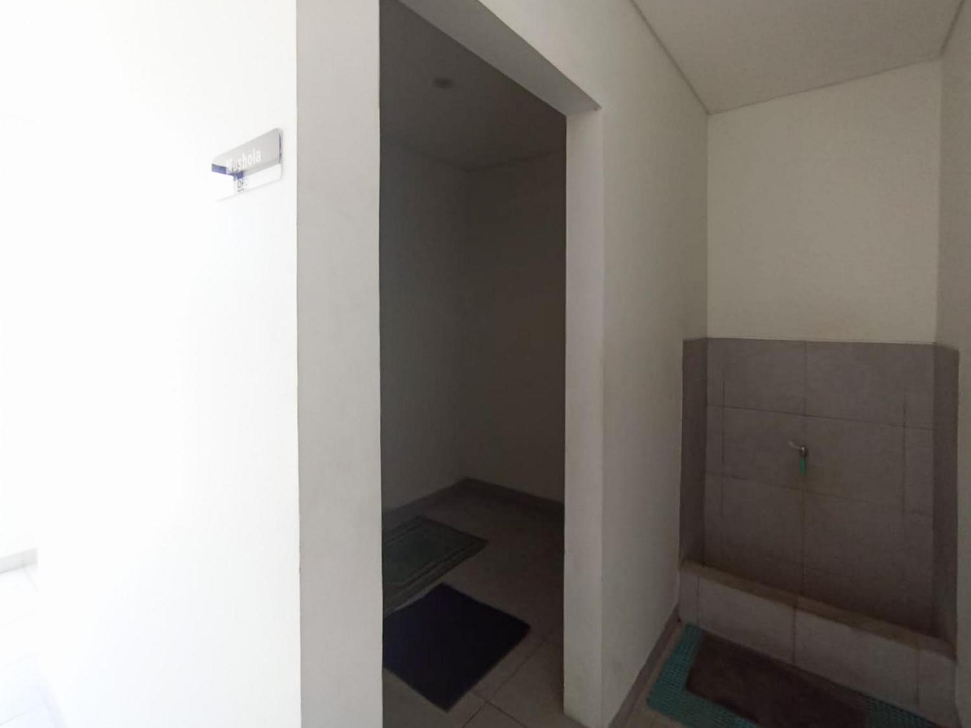 Hotel Ofo Kost Premium Kampung Inggris Pare Syariah Mitra Reddoorz Exterior foto