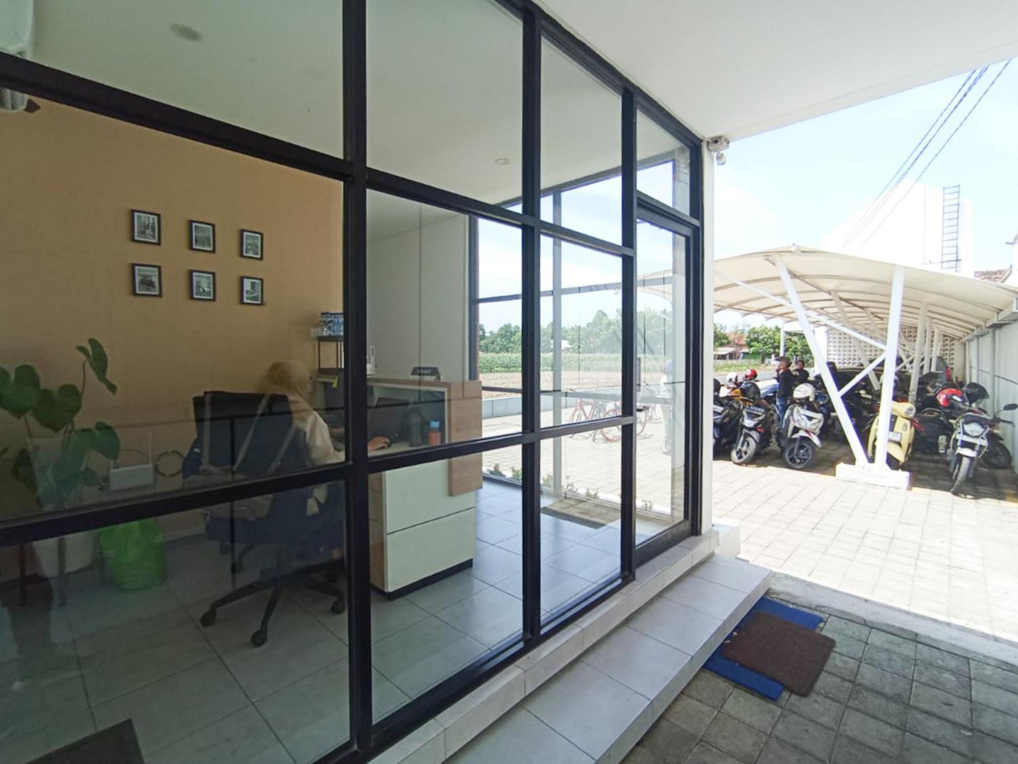 Hotel Ofo Kost Premium Kampung Inggris Pare Syariah Mitra Reddoorz Exterior foto