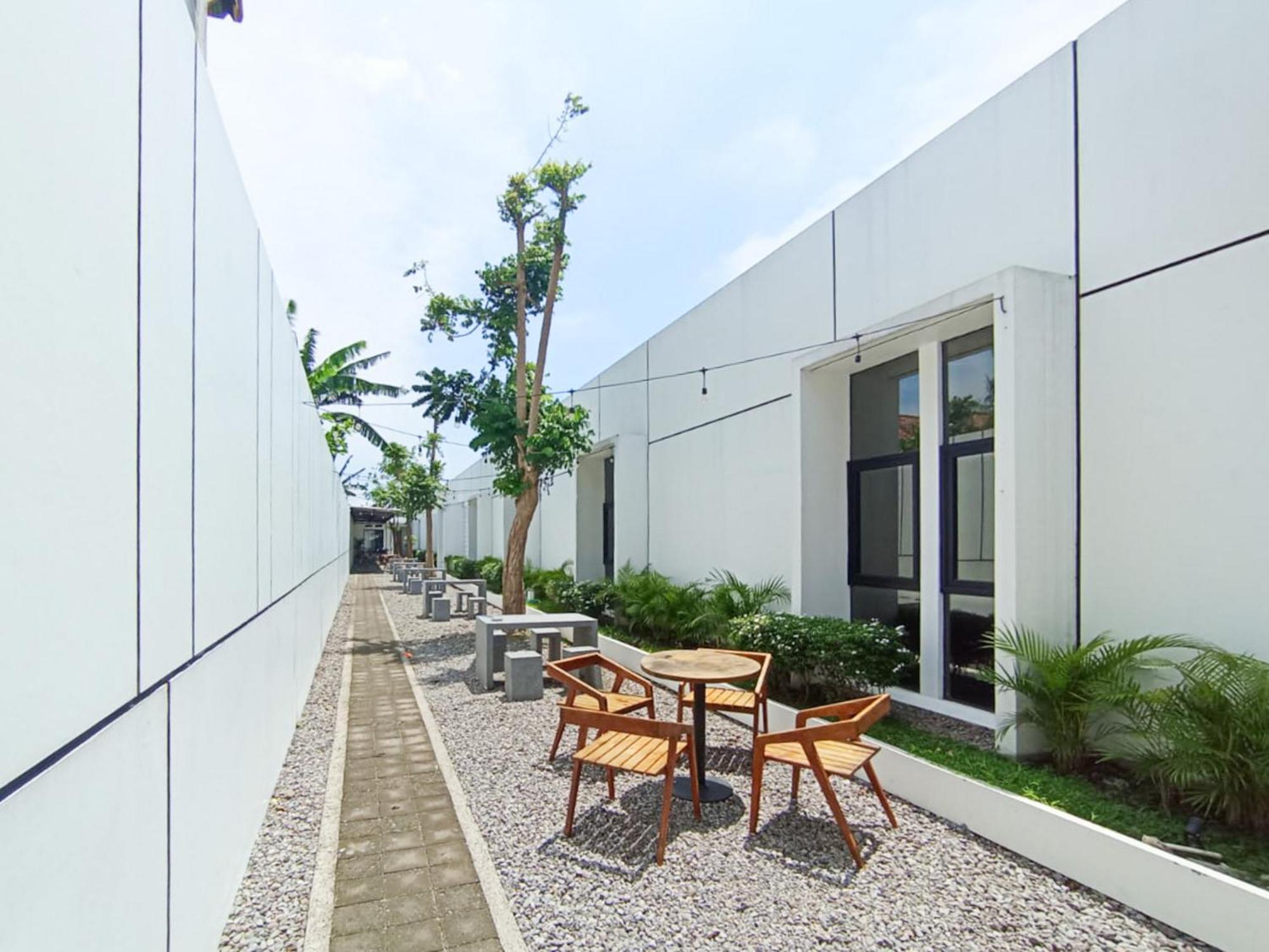 Hotel Ofo Kost Premium Kampung Inggris Pare Syariah Mitra Reddoorz Exterior foto