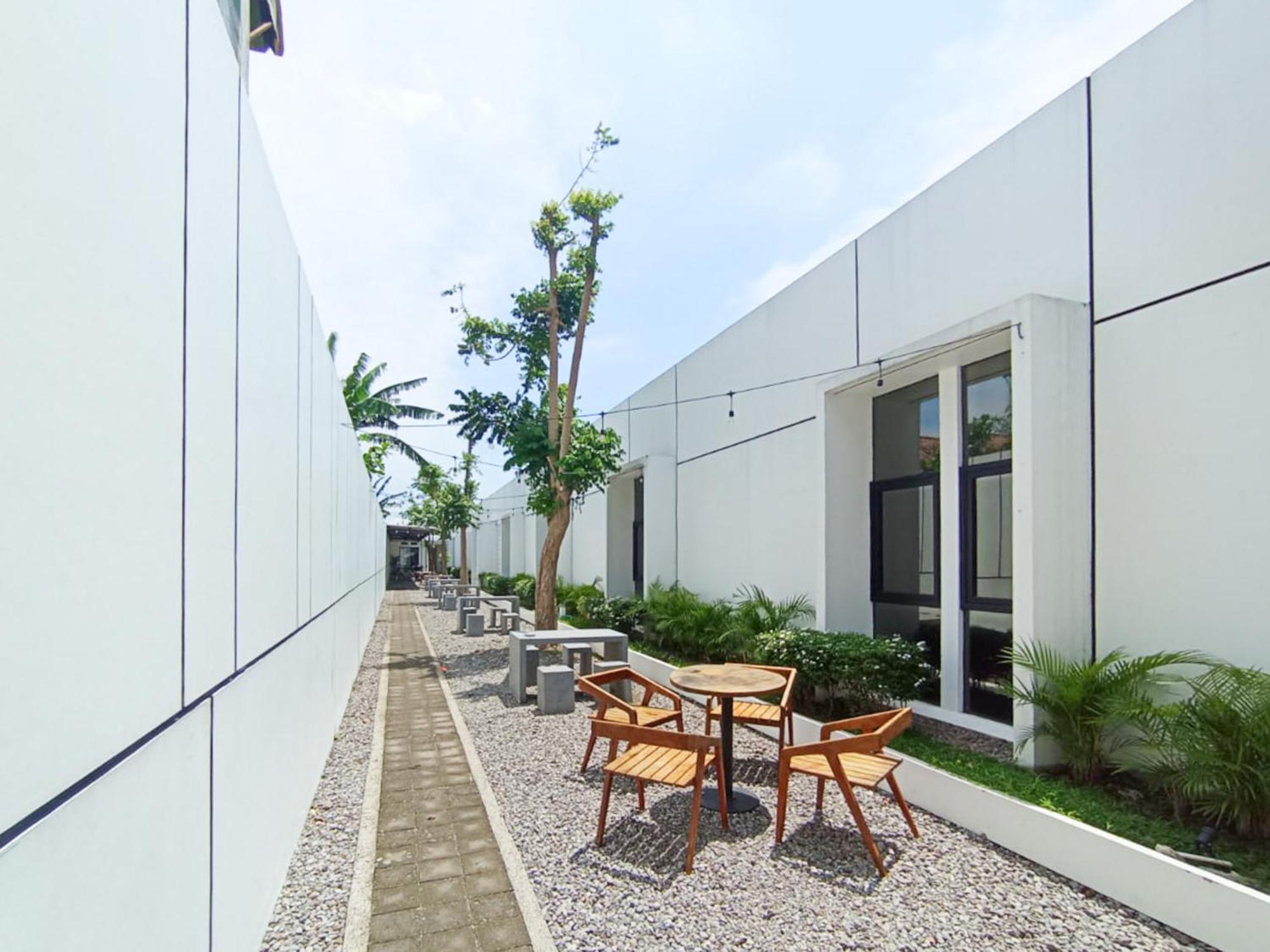 Hotel Ofo Kost Premium Kampung Inggris Pare Syariah Mitra Reddoorz Exterior foto