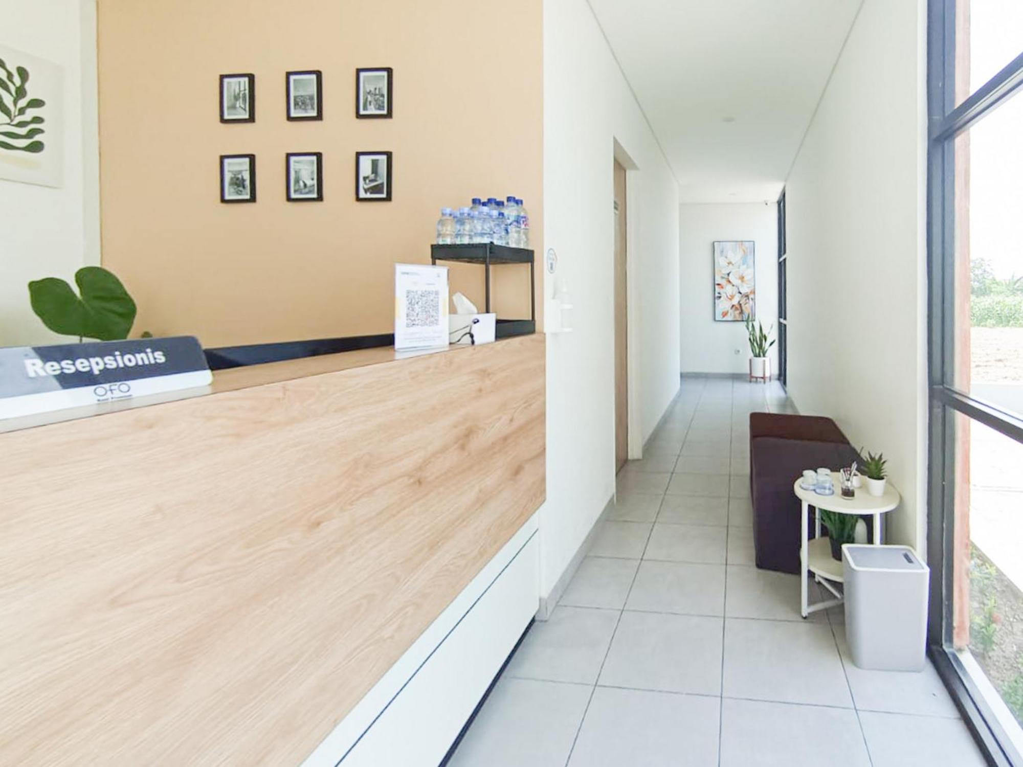 Hotel Ofo Kost Premium Kampung Inggris Pare Syariah Mitra Reddoorz Exterior foto